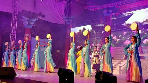 2017年胡志明市—庆州市世界文化节开幕式文艺演出节目。（图片来源：越通社）