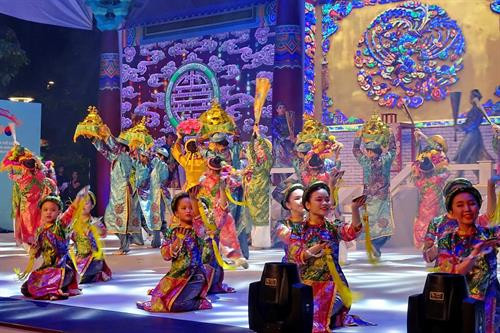 2017年胡志明市—庆州市世界文化节开幕式文艺演出节目。（图片来源：越通社）