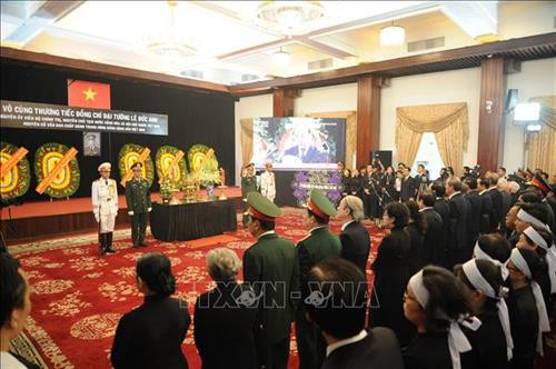 原国家主席、原越共中央委员会顾问黎德英大将追掉会在胡志明市统一会堂举行。图自越通社 原国家主席、原越共中央委员会顾问黎德英大将追掉会在胡志明市统一会堂举行。图自越通社
