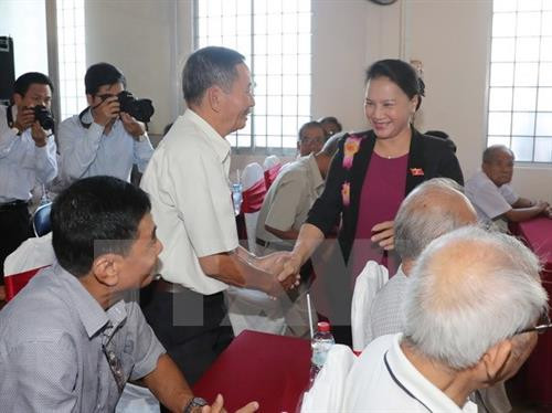 越南国会主席阮氏金银接待芹苴市选民。(图片来源:越通社) 越南国会主席阮氏金银接待芹苴市选民。(图片来源:越通社)