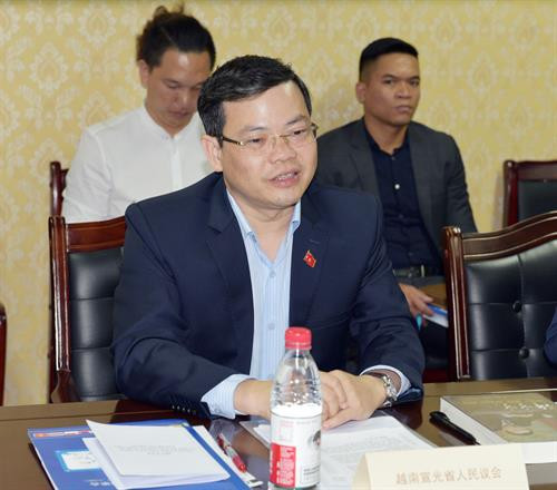 宣光省人民议会主席阮文山简要介绍该省经济社会发展情况。（图片来源：越通社）