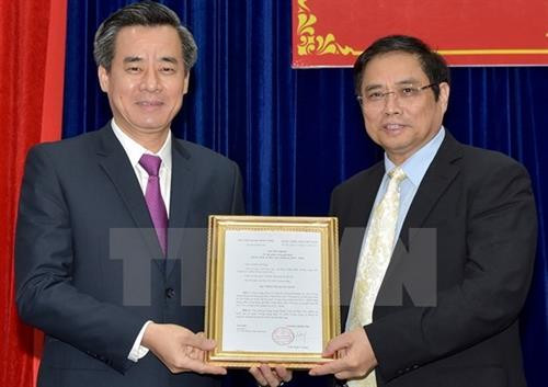 越共中央政治局委员、中央书记处书记、中央组织部部长范明正（右）与越共中央委员阮光阳。（图片来源：越通社）