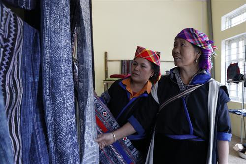 努力保护安沛省木江界县蒙族同胞的织锦业。图自越通社