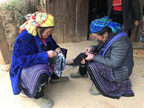 努力保护安沛省木江界县蒙族同胞的织锦业。图自越通社