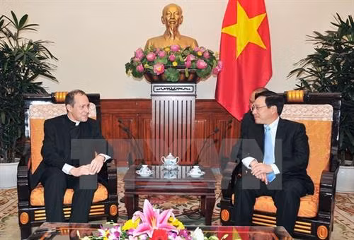 政府副总理兼外长范平明（右）会见梵蒂冈圣座国务院与各国关系部门副秘书长卡米莱里。（图片来源：越通社）