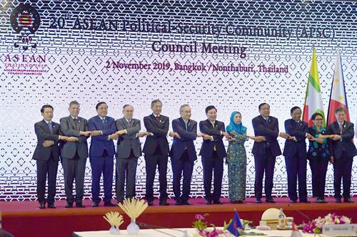 出席第20届东盟政治安全共同体委员会的代表合影。图自越通社