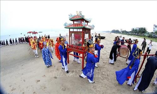 求鱼节是岘港市渔民最具规模的传统节日之一。图自越通社 求鱼节是岘港市渔民最具规模的传统节日之一。图自越通社