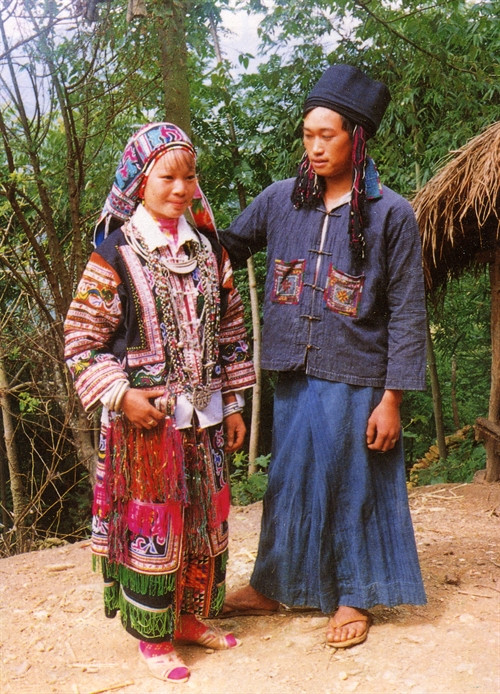 黑倮倮族妇女穿黑色的服装，上衣领口为方形，衣身绣满飞鸟花纹。男人服装为黑色长裤和长至膝盖的黑色上衣，两侧开叉，右腋下系扣。头上缠着头巾。
