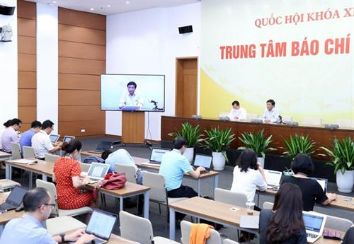 越南国会秘书长阮幸福和国会社会事务委员会副主任裴士利与媒体记者面对面场景。图自越通社