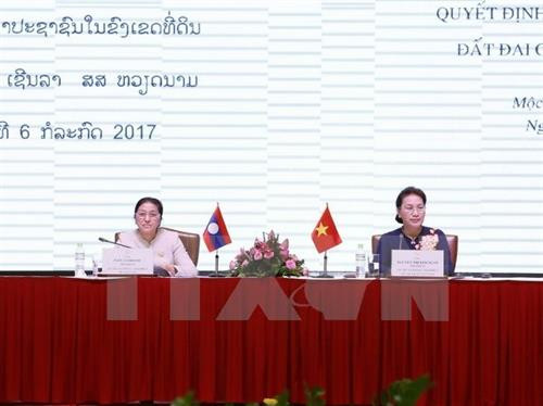 越南国会主席阮氏金银同老挝国会主席巴妮•雅陶都共同主持研讨会。（图片来源：越通社）