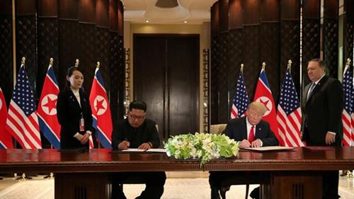 美国总统唐纳德·特朗普（右）与朝鲜最高领导人金正恩（左）。（图片来源：韩联社）