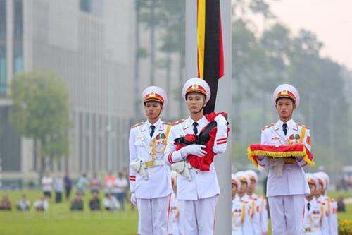 黎德英大将国葬两天全国降半旗，停止一切娱乐活动。图自越通社