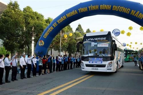 平阳省劳动联合会举行了“春节爱心列车”出发仪式。图自越通社 平阳省劳动联合会举行了“春节爱心列车”出发仪式。图自越通社