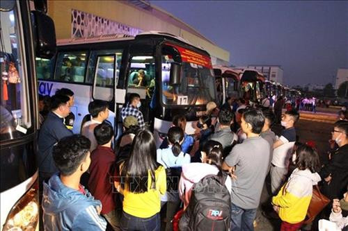 胡志明市举行春节爱心列车活动送贫困职工回家过春节。图自越通社 胡志明市举行春节爱心列车活动送贫困职工回家过春节。图自越通社