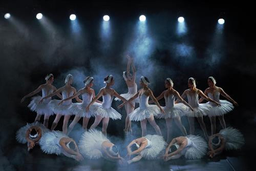柴可夫斯基的芭蕾舞剧《天鹅湖》将于1月11日在Ecopark都市区天鹅湖公园上演。图自互联网 柴可夫斯基的芭蕾舞剧《天鹅湖》将于1月11日在Ecopark都市区天鹅湖公园上演。图自互联网