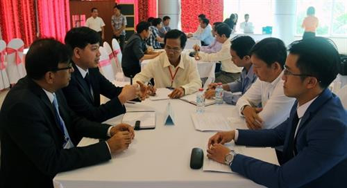 坚江省有关部门、行业与企业代表交流。(图片来源:越通社) 坚江省有关部门、行业与企业代表交流。(图片来源:越通社)