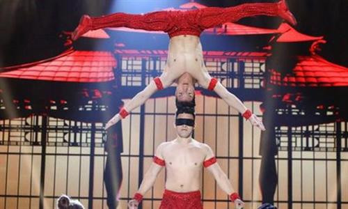 越南“杂技王子”国基和国业的表演节目。(图片来源:越通社) 越南“杂技王子”国基和国业的表演节目。(图片来源:越通社)