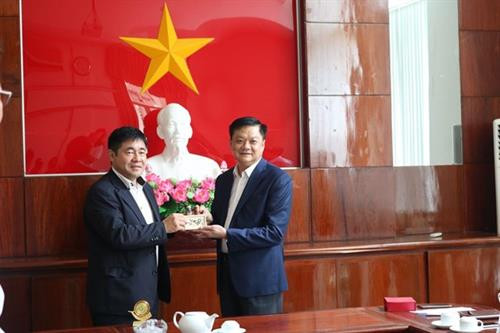 芹苴市人民委员会副主席杨晋显（右）与日本和歌山县企业发展委员会主席Seizo Tsuji。图自https://baocantho.com.vn