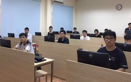 参加2019年亚洲信息学奥林比克竞赛的越南七名选手均获银奖。图自互联