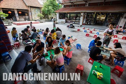 前来参观钵场陶瓷村的游客将有机会亲身体验手捏、造型制作等陶瓷产品制作流程。记者 刘仲达 摄 前来参观钵场陶瓷村的游客将有机会亲身体验手捏、造型制作等陶瓷产品制作流程。记者 刘仲达 摄