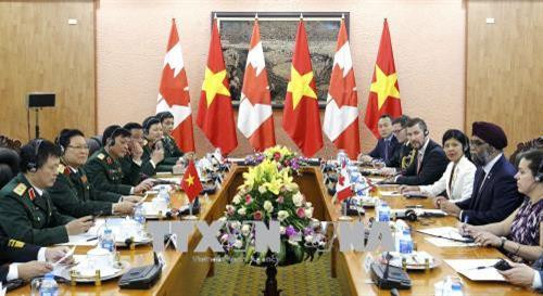 越南国防部部长吴春历与加拿大国防部长哈吉特·辛格萨吉举行会谈。(图片来源：越通社）