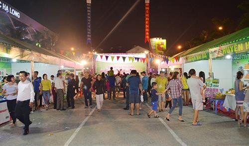 该活动吸引众多消费者前来购物。（图片来源：广宁报网）