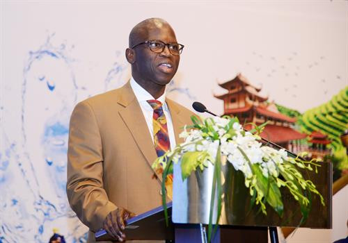 世行驻越代表处首席代表奥斯曼·迪奥在研讨会上发表讲话。图自https://hanoimoi.com.vn 世行驻越代表处首席代表奥斯曼·迪奥在研讨会上发表讲话。图自https://hanoimoi.com.vn