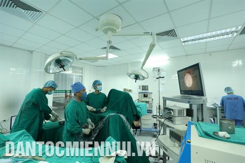 卫星医院帮助病人能在其家乡享有高技术服务，让他们体检和治病工作更加便利，减少病人的费用。图为太原综合医院进行的一例境内手术。记者 黄河摄