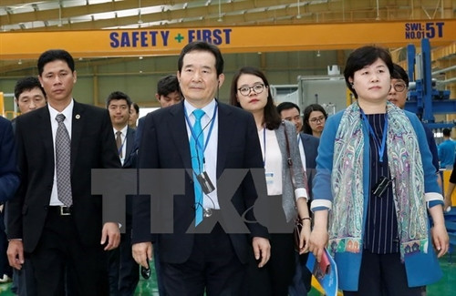 韩国国会议长丁世均(左二)(图片来源:越通社) 韩国国会议长丁世均(左二)(图片来源:越通社)