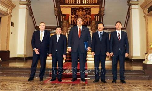 双方代表合影。图自越通社