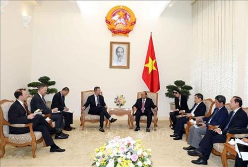 阮春福会见美国国际发展金融公司首席执行官亚当• 伯勒尔。图自越通社