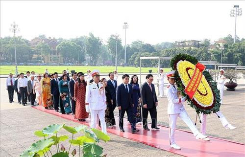 河内市代表团已拜谒胡志明主席领部并敬献花圈。 越通社记者 杨江 摄 河内市代表团已拜谒胡志明主席领部并敬献花圈。 越通社记者 杨江 摄