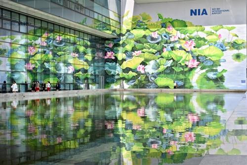 内排国际机场巨型壁画作品给乘客留下深刻印象。图自越通社