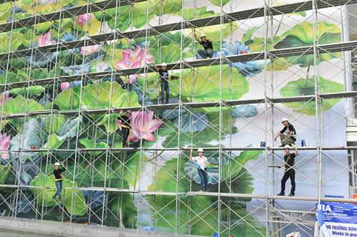 内排国际机场巨型壁画作品给乘客留下深刻印象。图自越通社