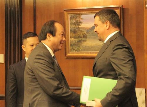 越南政府办公厅主任梅进勇部长（左）会见俄罗斯副总理马克西姆•阿基莫夫。图自越通社