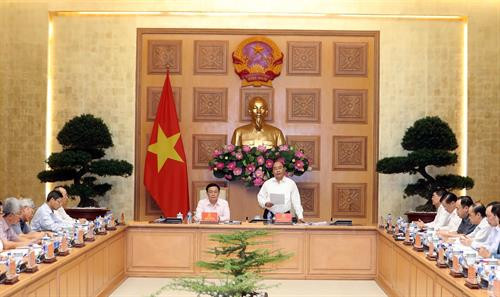 越南政府总理阮春福在会议上发表讲话。（图片来源：越通社）