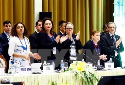 参加 第24届亚太经合组织(APEC)财长会的各位代表。(图片来源:越通社) 参加 第24届亚太经合组织(APEC)财长会的各位代表。(图片来源:越通社)