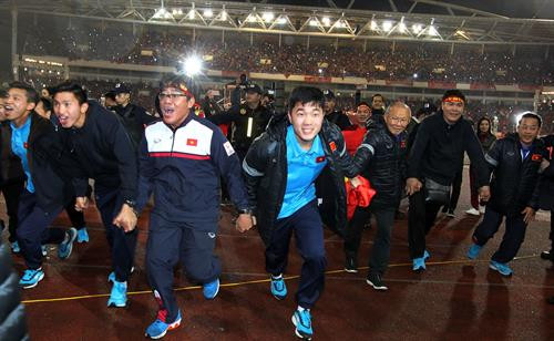 韩国籍教练朴恒绪和U23球队全体成员绕场一周感谢球迷。 (图片来源：越通社）
