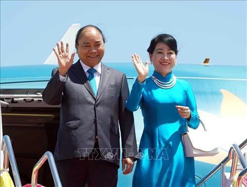 越南政府总理阮春福和夫人抵达泰国首都曼谷廊曼国际机场。图自越通社