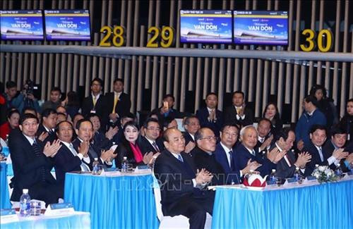 越南政府总理阮春福出席三个重大工程项目的竣工投运仪式。图自越通社