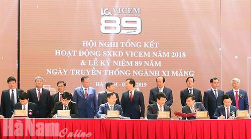 越南水泥工业总公司与各伙伴签署合作协议。图自baohanam.com.vn