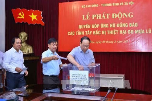 劳动荣军与社会部各位代表捐款。(图片来源:越通社) 劳动荣军与社会部各位代表捐款。(图片来源:越通社)