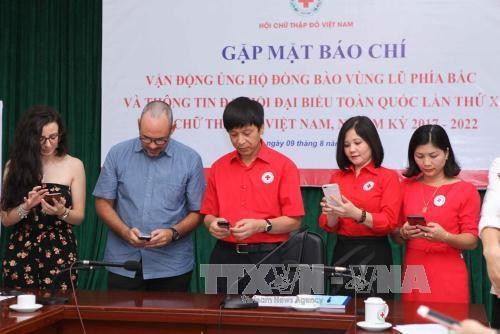 越南红十字会中央委员会举行题为“致力于洪水灾民”的发送捐款短信启动仪式。(图片来源:越通社) 越南红十字会中央委员会举行题为“致力于洪水灾民”的发送捐款短信启动仪式。(图片来源:越通社)