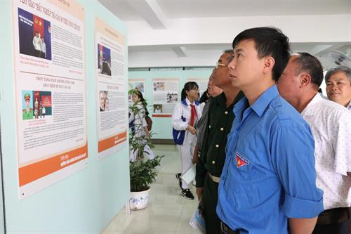 题为“平易而高贵的榜样”的展览会。（图片来源：越通社）