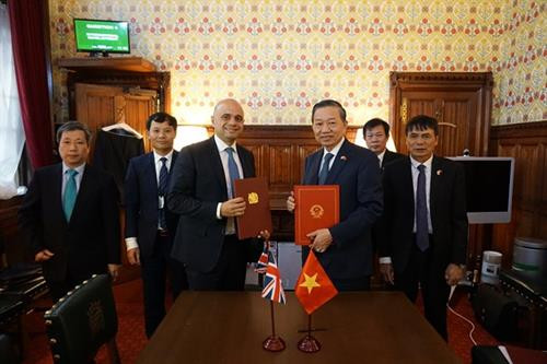 越共中央政治局委员、公安部部长苏林上将和英国内政大臣萨吉德·贾维德。图自越通社