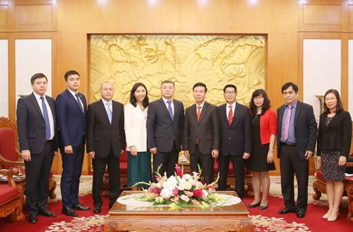 双方代表合影留念。图自越通社