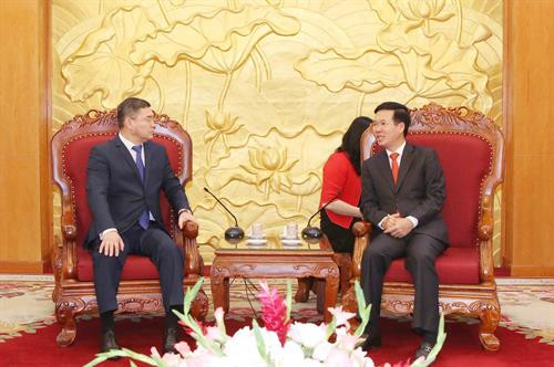 武文赏在越共中央总部会见哈萨克斯坦“祖国之光党”代表团。图自越通社