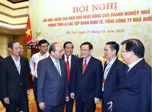 阮春福同与会代表交流。 图自越通社