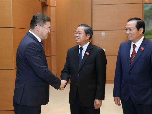越南国会副主席杜伯巳当天也会见了哈萨克斯坦“祖国之光党”代表团。 图自越通社