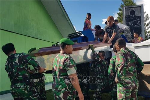 印尼兵士为死亡工人的善后事宜做出准备。图自越通社